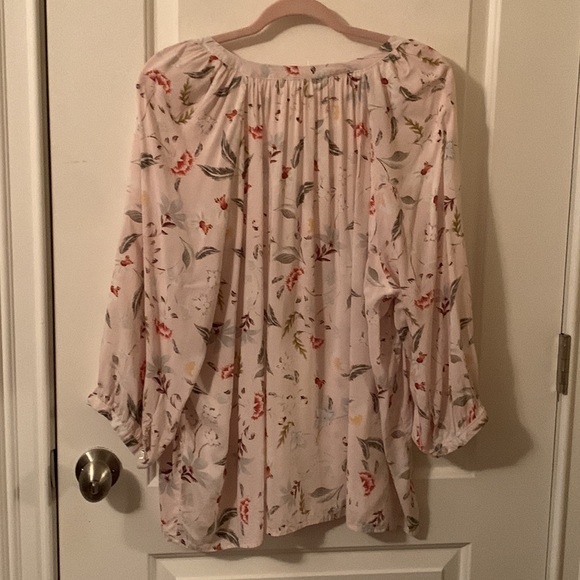 NWOT Lovely pink w/white, red & yellow flowers shirred v-neck collar blouse - Picture 7 of 11